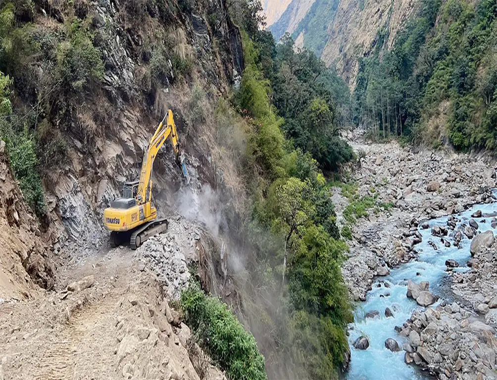 Hardrock clipping during access road construction